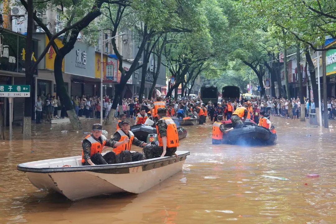 Join Forces to Fight the "Flood" and Hand in Hand to Overcome the "Flood" Yingfeng Environment to Help the Flood Control and Disaster Relief Work in Pingjiang, Yueyang