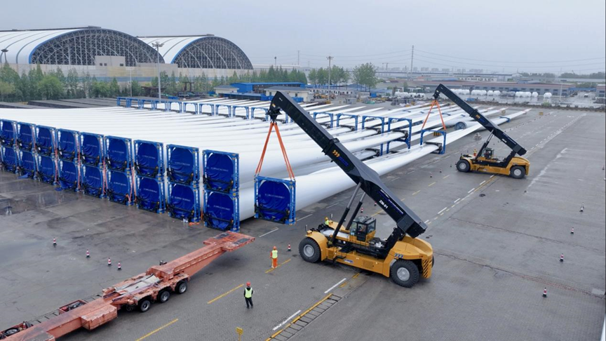 XCMG's "Magic Weapon" Helps to Greatly Improve the Hoisting and Transshipment Capacity of Large-scale Wind Power Devices in Yangzhou Port