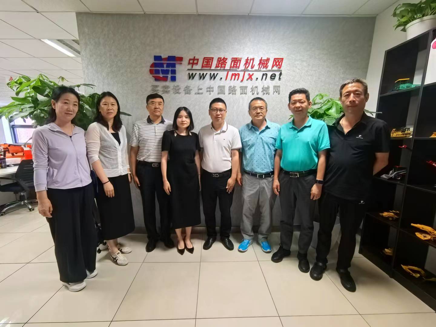 Li Wei, Deputy Director of the People's Congress and Chairman of the Federation of Industry and Commerce of Hongqi District, Xinxiang City, Henan Province, Visited China Road Machinery Network