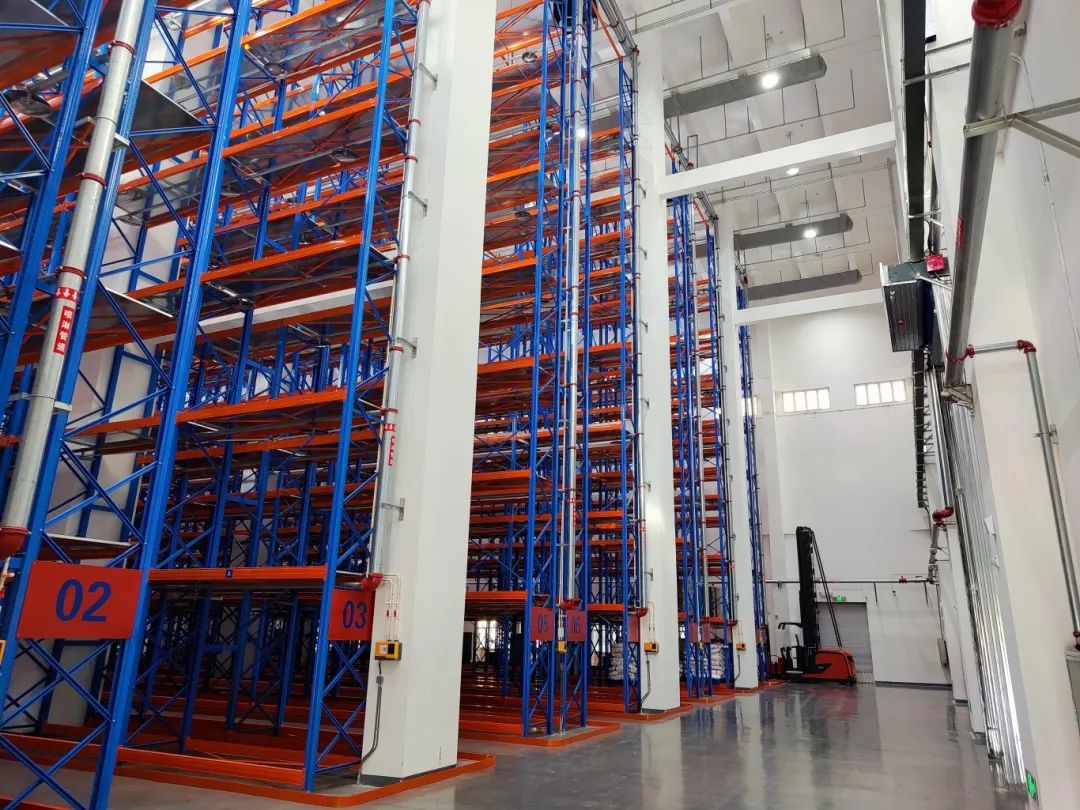 Linde Narrow Channel Three-way Stacking Forklift, the All-round Player of Warehouse Intensive Storage