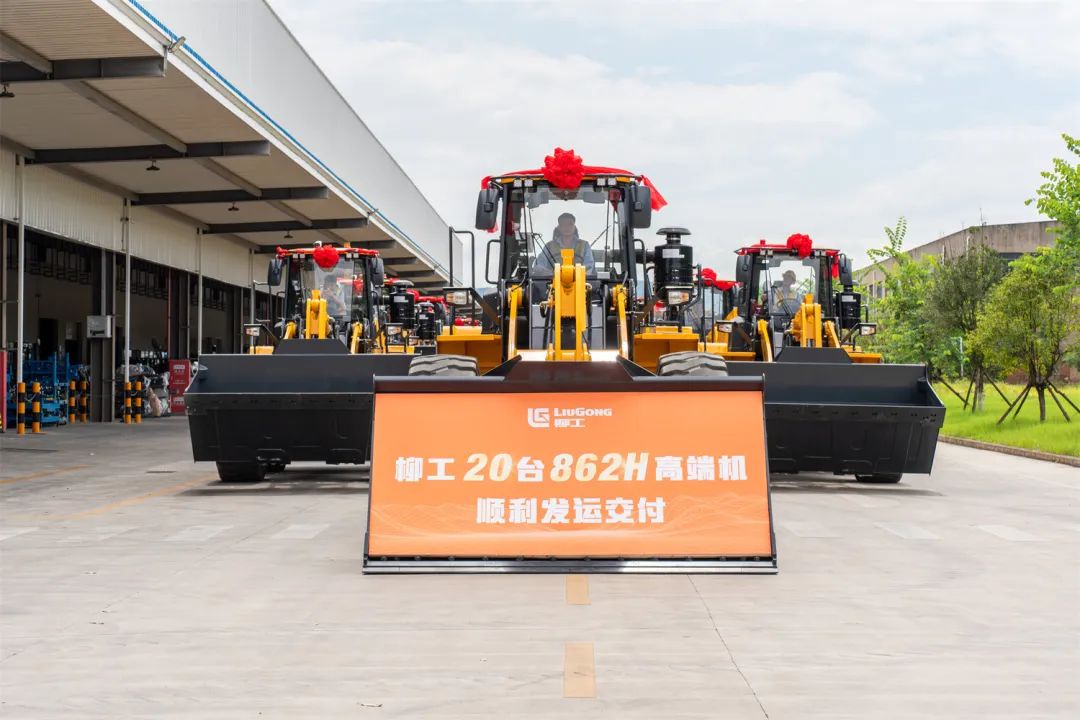 20 Liugong 862H loaders are shipped in batches to help improve railway coal transshipment capacity