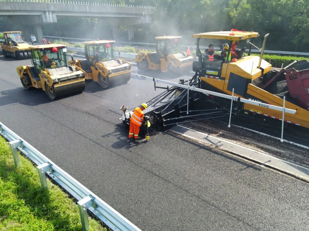 Fight the high temperature and meet the challenge! Sany Complete Road Machinery Helps Shanghai Traffic Artery Show a New Face!