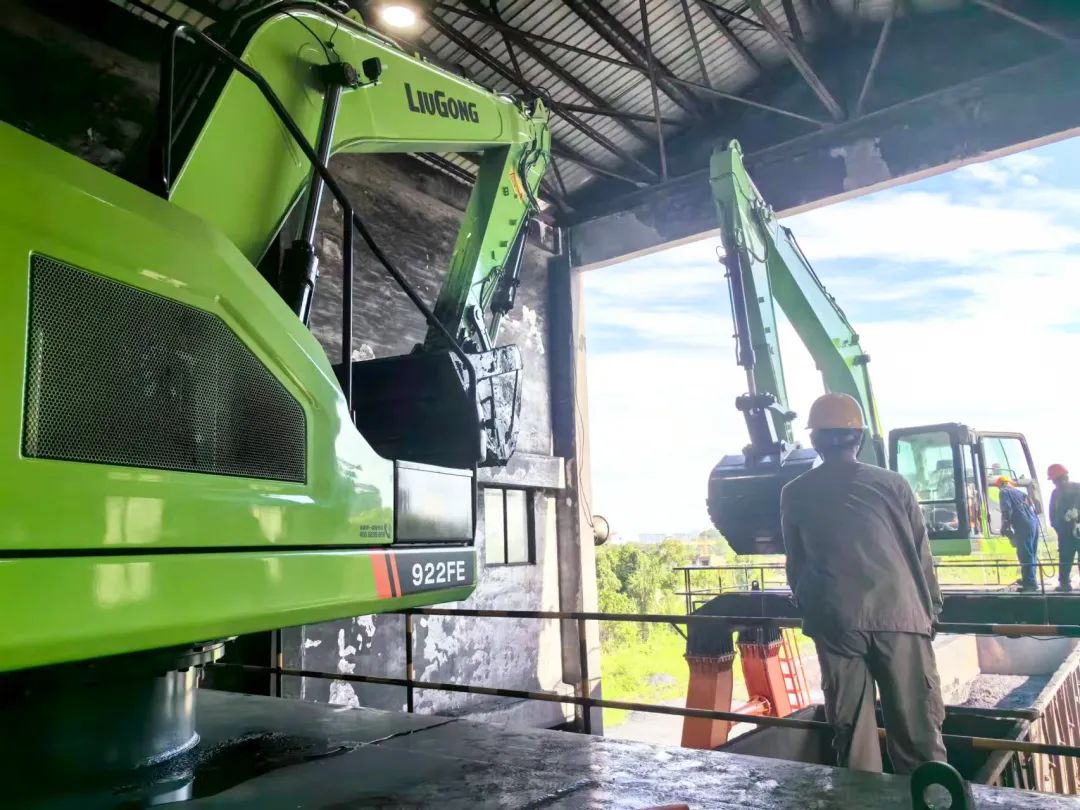 Liugong Innovation and Breakthrough, Electric Gantry Unloader Leads the New Era of Railway Transportation