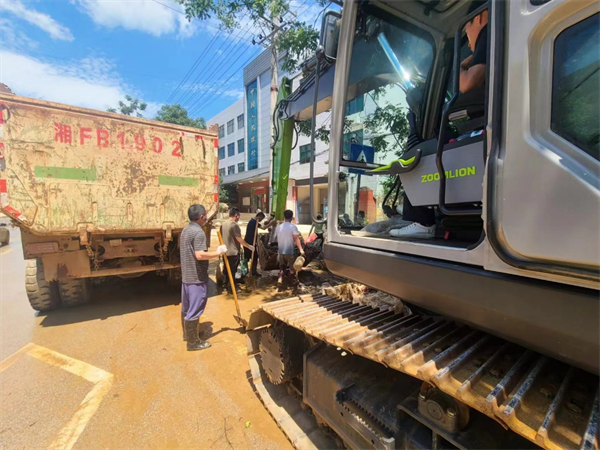 Open up the "life passage" efficiently! Zoomlion Excavator Helps Pingjiang Post-disaster Reconstruction