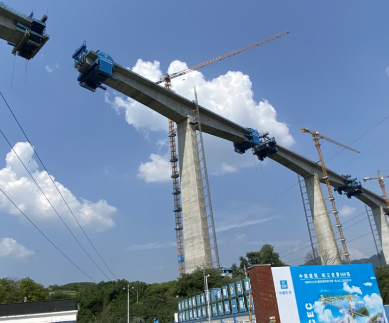 "Self-balancing Intelligent Hanging Basket", the first self-developed product of China Construction Third Engineering Bureau, has been successfully applied in the project