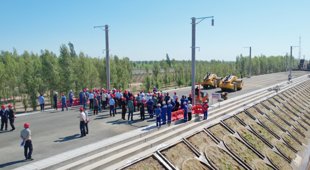 Intelligent construction technology empowerment! Liugong Unmanned Road Roller Helps Baotou-Yinchuan High-speed Railway High-quality Construction