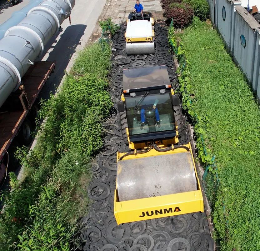 In the Great Heat Season, the Steed Roller Helps the Engineering Heat Wave Forward