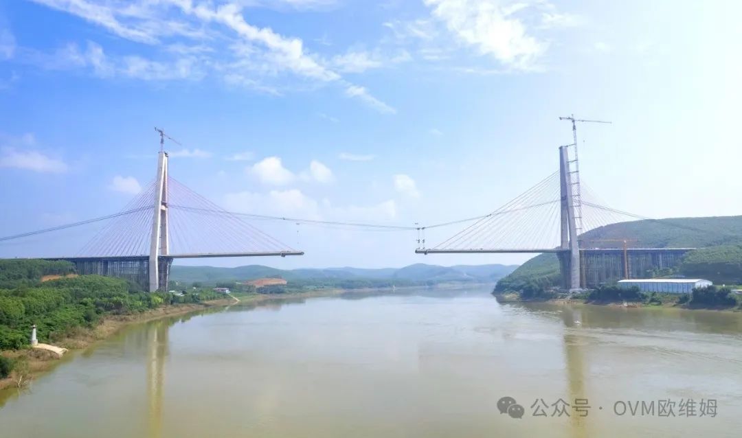 The installation of stay cables of Wuxuan Qianjiang Bridge was successfully completed, with the participation of Liugong Owim!