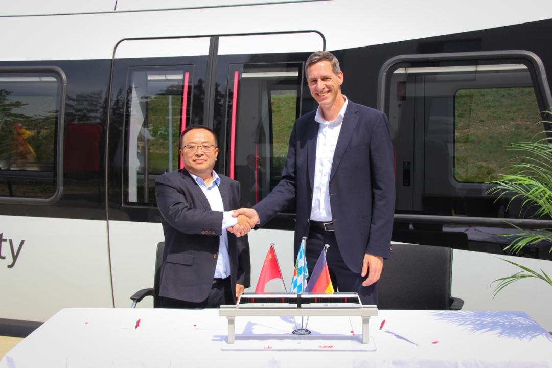 Chengdu Xinzhu Road and Bridge Machinery Co., Ltd. and Max Borg International Europe signed an agreement to deepen cooperation and jointly build a "Belt and Road" Sino-German cooperation demonstration project.