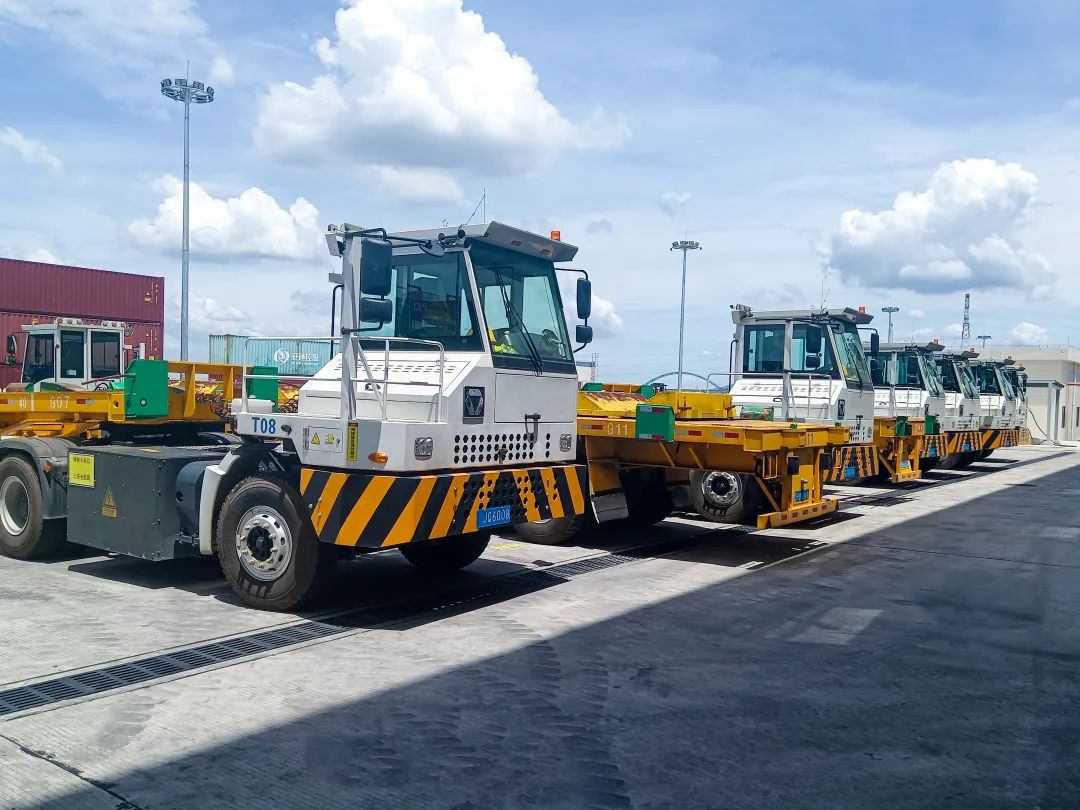 Guangzhou Port Selection! Go to see the port "special forces" XCMG pure electric tractor →