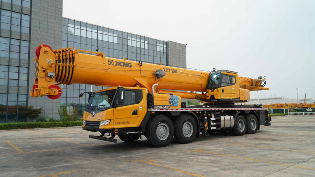 XCMG 100-ton crane is upgraded again! Four-axle seven-section arm XCT100L 7_ 1 It's coming