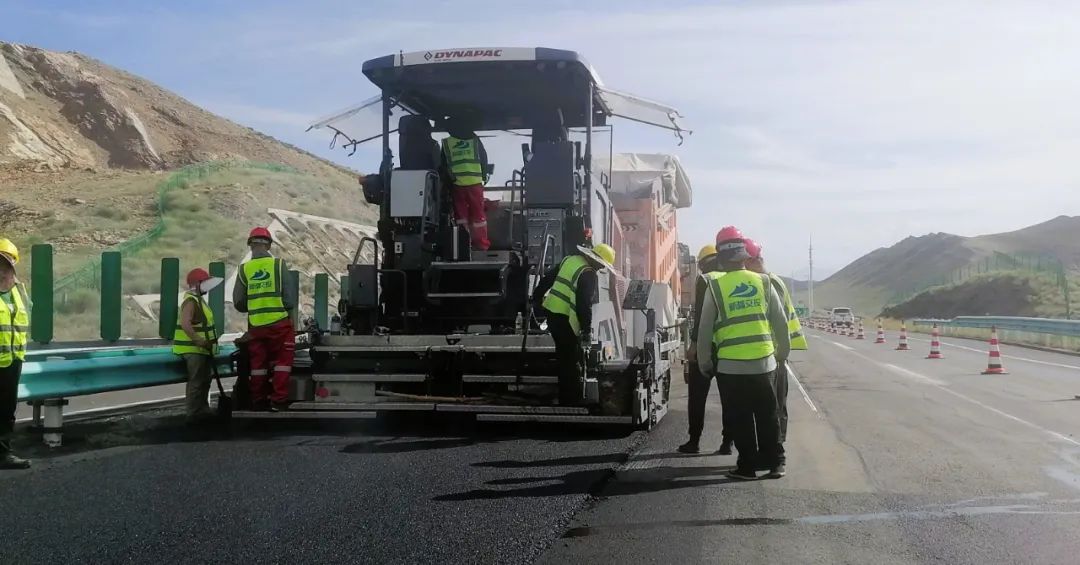 Dynapac Sprinkler Paver Perfectly Helps Urumqi Ring Expressway Construction Project