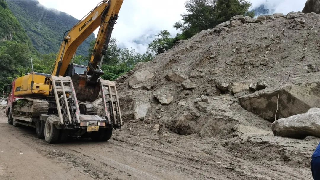 Affection for the disaster area | Liugong equipment rushed to Kangding for disaster relief