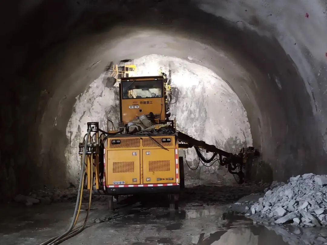 The three-arm rock drilling jumbo of China Railway Construction Heavy Industry Co., Ltd. accurately controls the over-excavation and under-excavation of the tunnel to help the construction of key projects