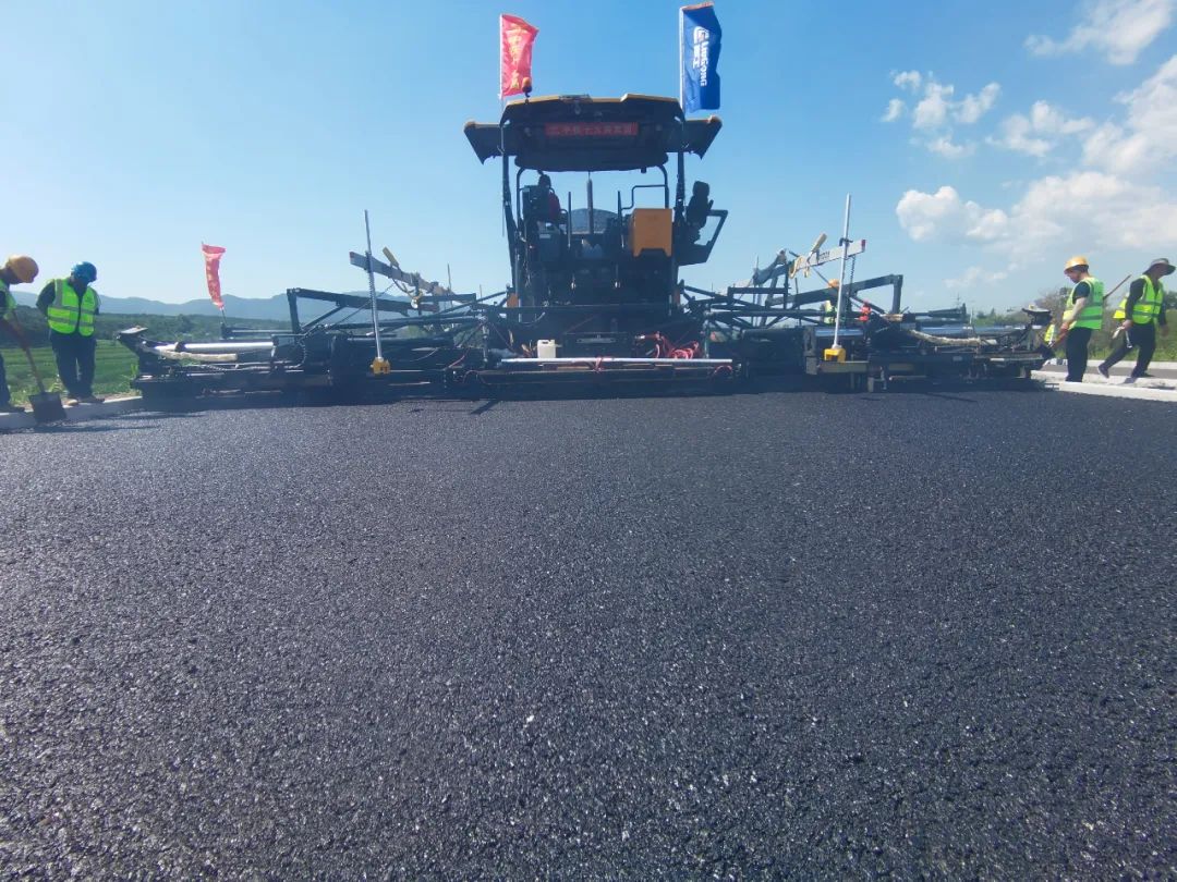 Liugong 509E Paver: a Bright Star of High-speed Construction