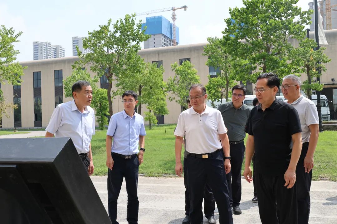 Leaders of the Provincial Development and Reform Commission and the Provincial Department of Finance went to the National Engineering Research Center for Highway Maintenance Equipment of Gaoyuan Road Industry for investigation