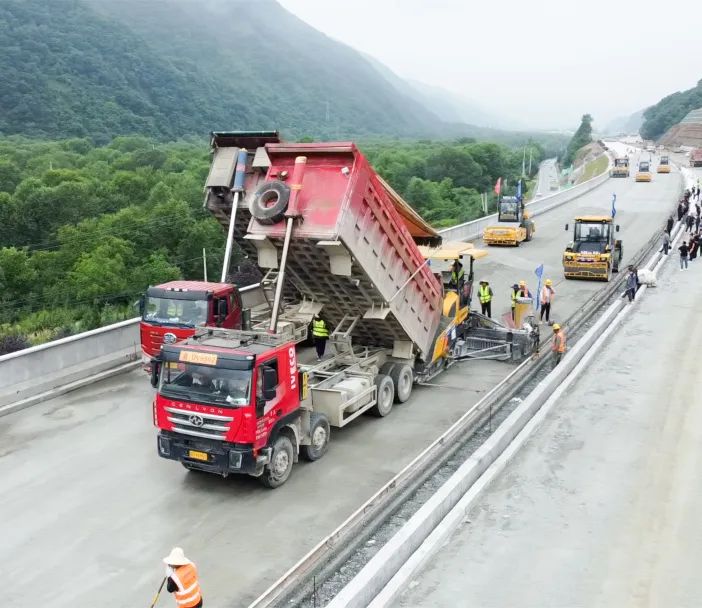 [Xingfu Road, Liugong Construction] — — Liugong Road Machinery Full Series Product Construction Observation Meeting