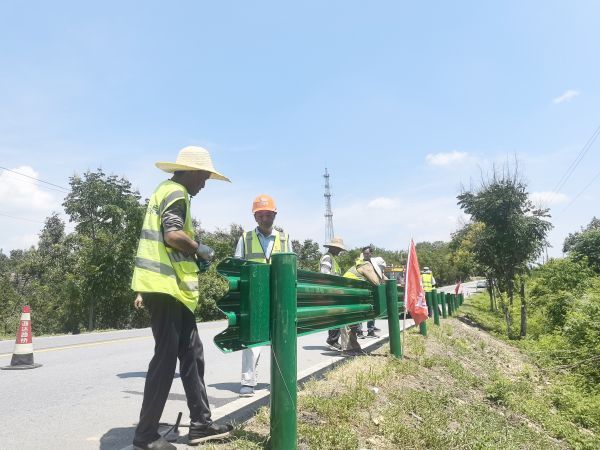 Under high temperature, highway maintenance is busy.