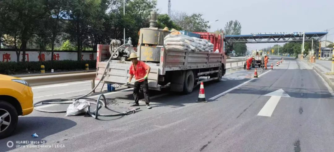 Make every effort to "restore" Jiawang Highway Department to rush to repair the water-damaged road surface to ensure smooth traffic