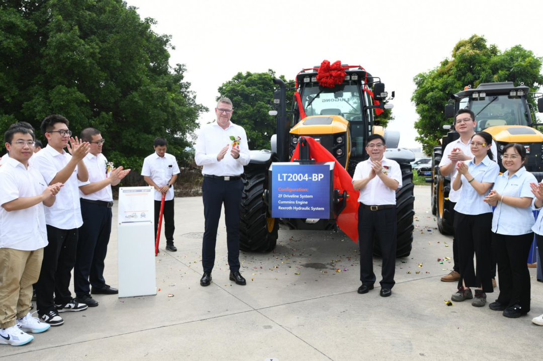 Liugong's first 200 horsepower power shift tractor rolled off the production line