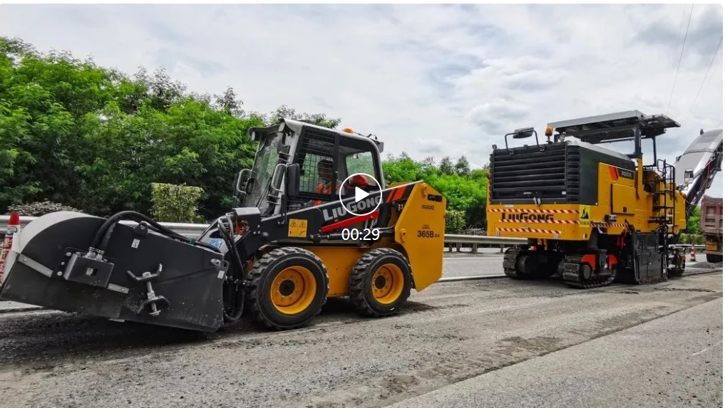 Efficient cooperation, the golden combination of Liugong pavement maintenance shows its skills!