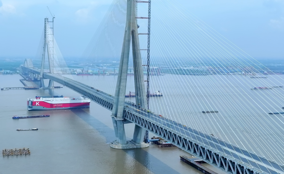 XCMG reveals the secret! How can Changtai Yangtze River Bridge achieve "one-key paving" of super-wide bridge deck?