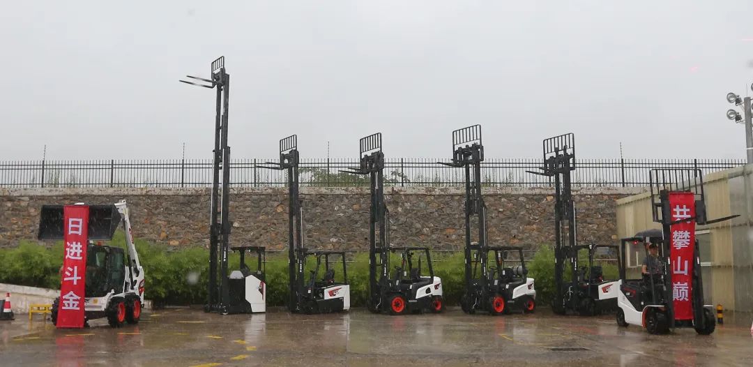 Bobcat, the new favorite in the electric forklift market, shows extraordinary strength