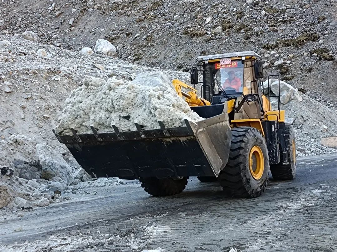 Liugong Loader Helps Duku Highway Avalanche Rescue