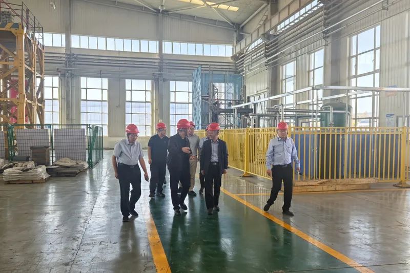 Hu Liqun, Deputy Secretary of the Party Committee and Chairman of the Trade Union of Shaanxi Construction Machinery Co., Ltd., went to Pangyuan, Xinjiang for investigation and guidance