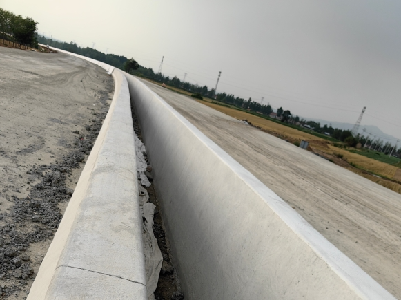 Site application | Anti-collision guardrail of "seventy-two changes" of Wittgen slipform paver