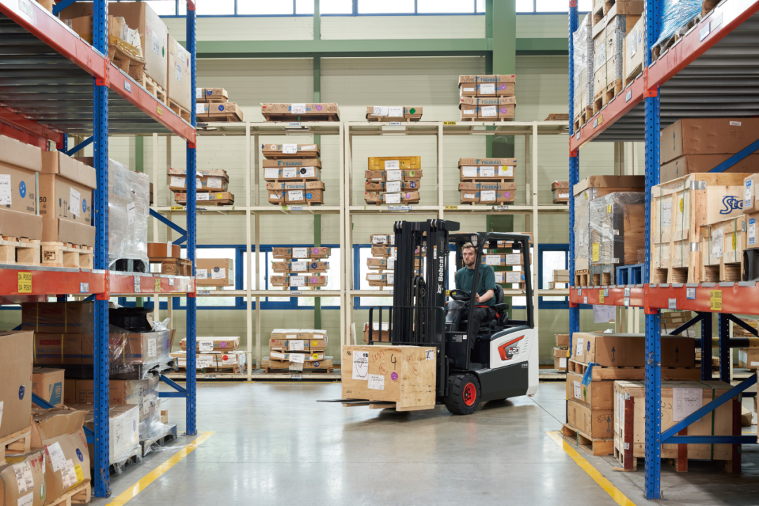 90-degree steering? The artifact of narrow space handling is the Bobcat forklift