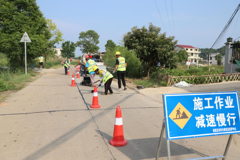 Louxing District: Summer "War" High Temperature, Highway Maintenance Busy