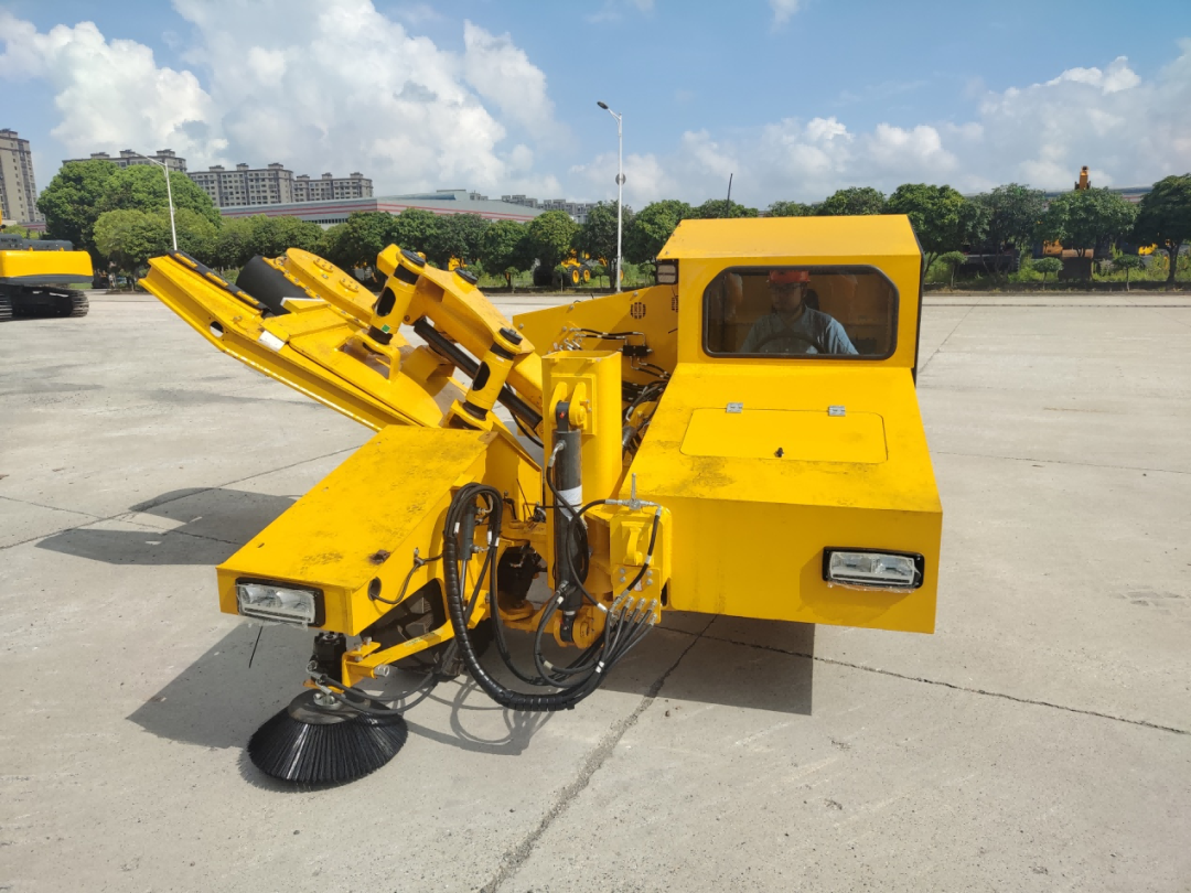 Changlin Company has successfully developed the first self-propelled intelligent walnut harvester in China