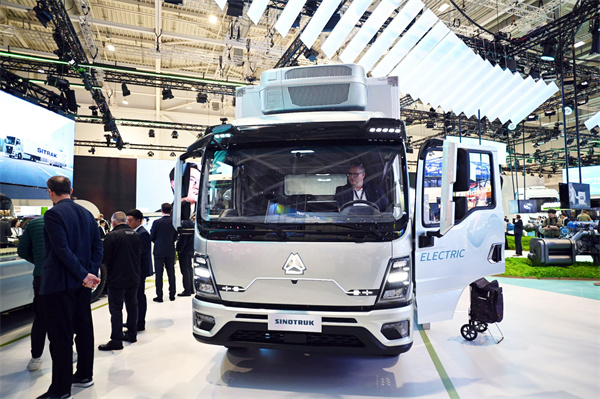 China Heavy Truck Yangwei Hanover Motor Show, which interprets the new height of "China Intelligent Manufacturing" with strength