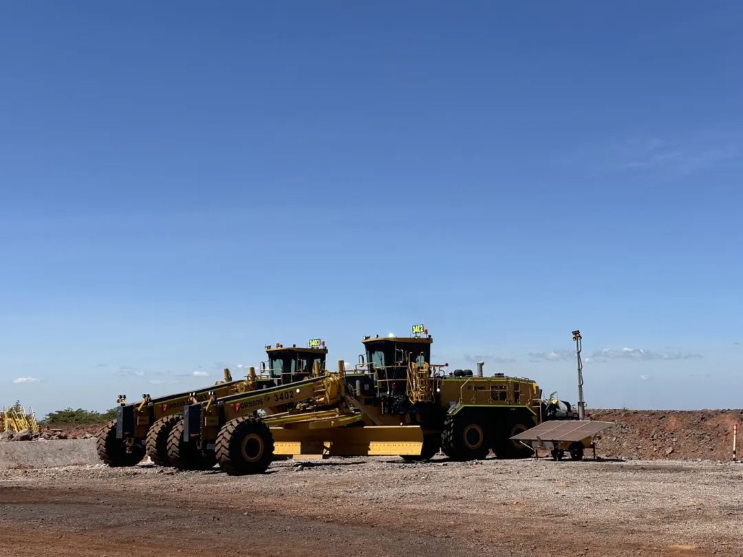 New power in the mining industry! Batch delivery of Xugong mining grader to South America