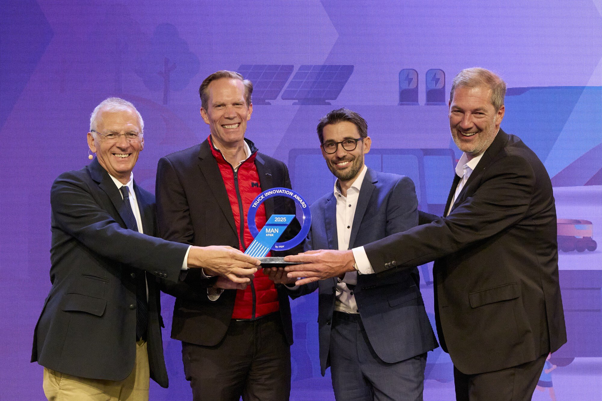 "Hydrogen" Rising to Zero Carbon Future Mann hTGX Wins 2025 Truck Innovation Award