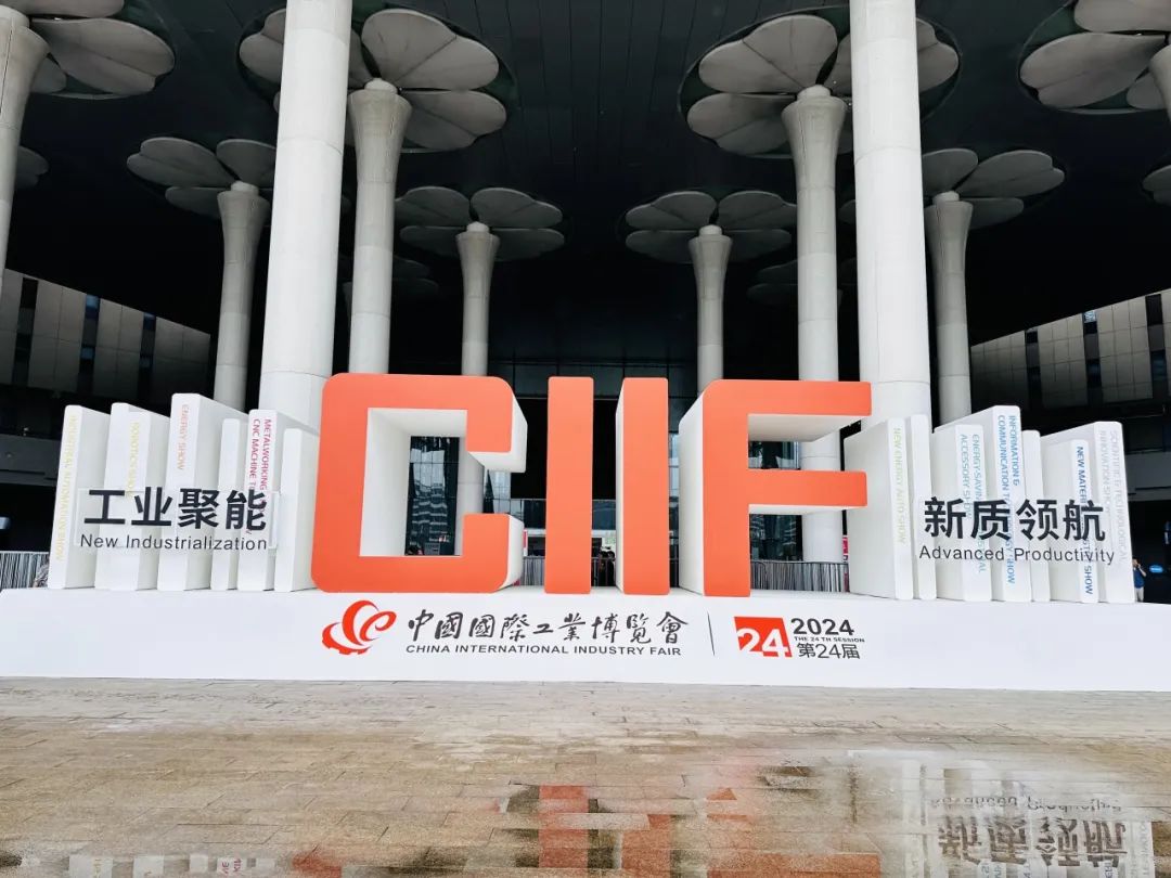 Lingong Zhike made a brilliant appearance at the Shanghai Trade Fair, and won the applause of the whole audience for its brand-new intelligent warehousing and logistics solutions!