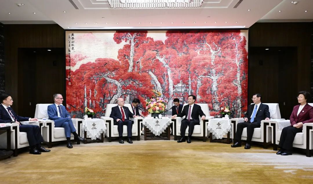 Shi Weibin was invited to attend the National Day celebrations of the country, Jiangsu Province and Nanjing City