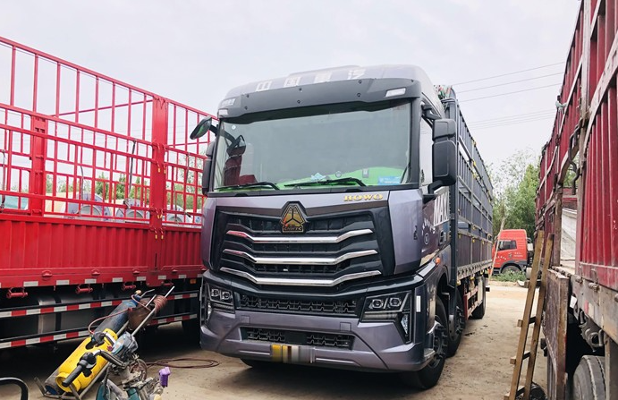 Efficient and Comfortable Win the Future | Sinotruk HOWO MAX 6 × 2 Truck Becomes the First Choice for Lvtong Transportation