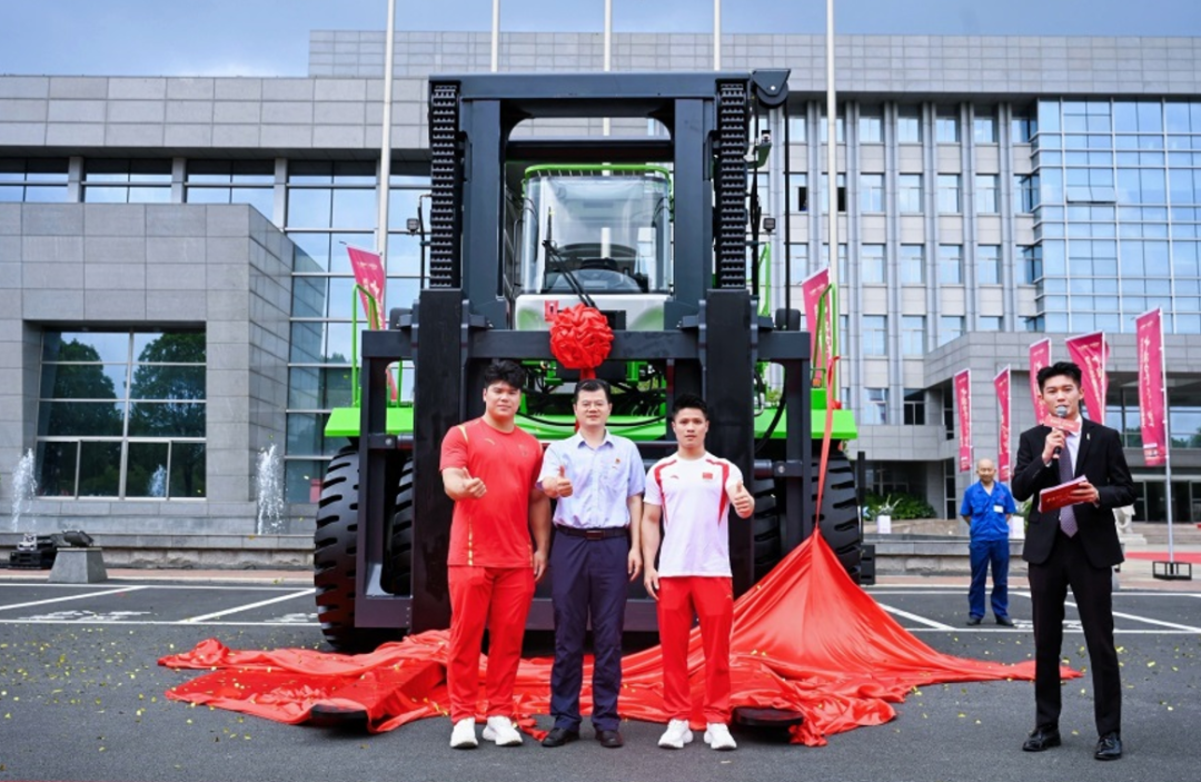 Jointly launched the first 55t heavy lithium electric forklift truck