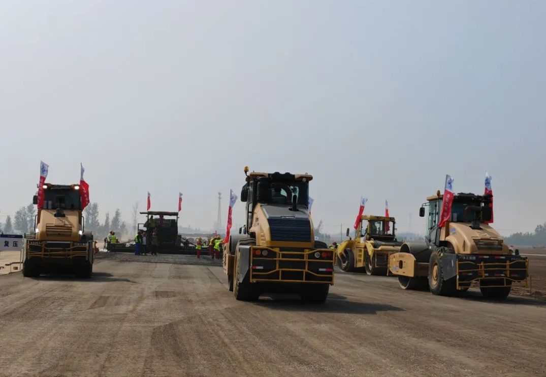 CCCC Xizhu completed the paving of the double-layer continuous paving test section of water-stabilized subbase and base course of Hebi 107 Project