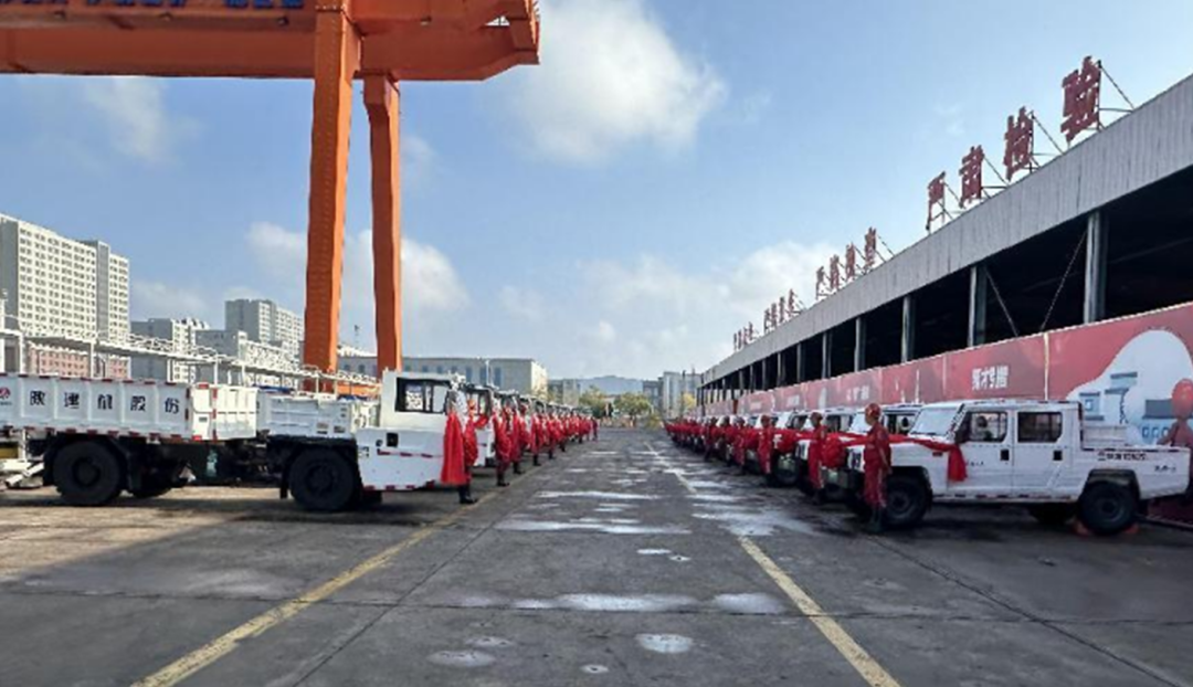 36 new energy trackless rubber-tyred vehicles of Shaanxi Construction Machinery Co., Ltd. were put into operation in the underground zero-carbon auxiliary transportation project of Caojiatan Coal Mine