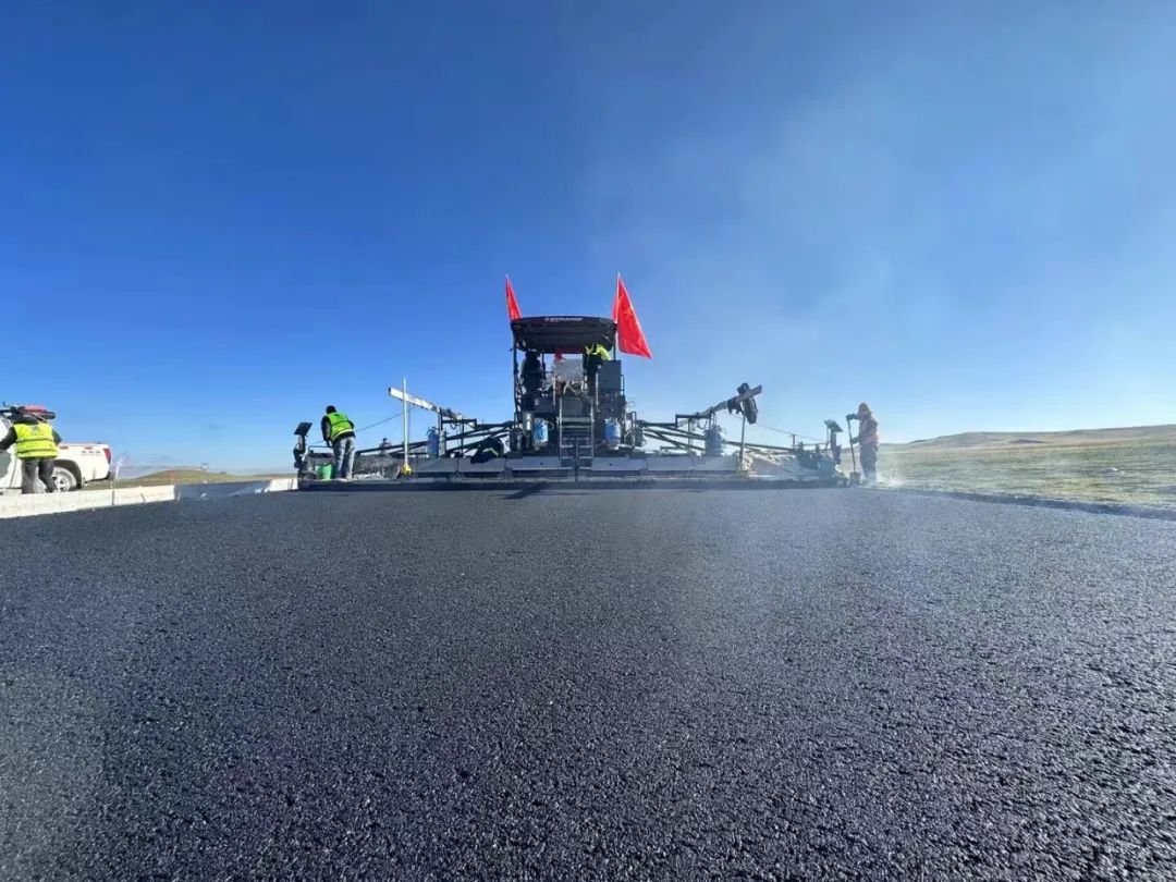 Fighting on the Plateau Again | Dynapac SD Paver Qinghai Tongsai Expressway Makes New Contributions