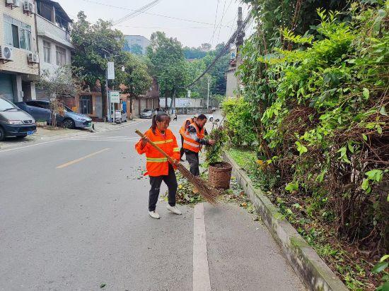 Zigong Da'an District Highway Maintenance Section All Staff on the Road to Maintain Clean Road Environment