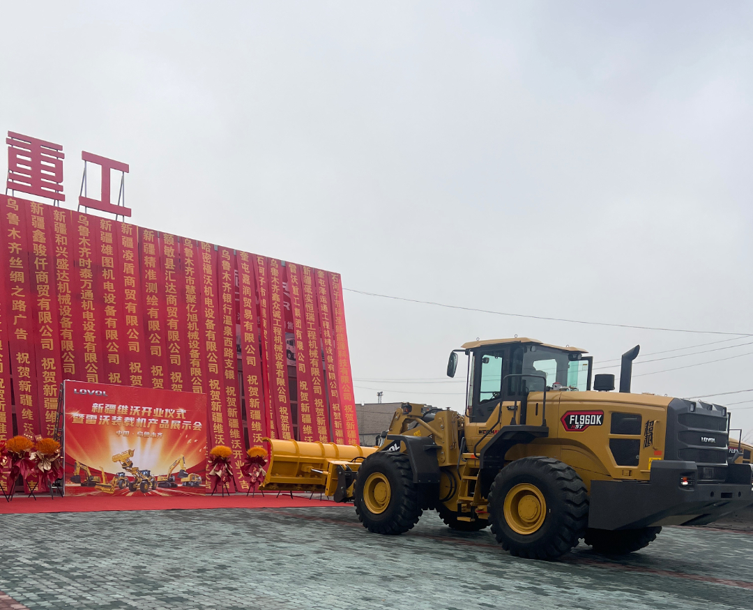 Revo Snow Removal Equipment Appears in Xinjiang, Breaking Ice and Throwing Snow to Ensure Smooth Flow!