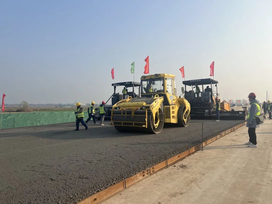 CCCC Xizhu Pavement Engineering Branch successfully completed the paving of water-stabilized subbase test section in Qilin Project