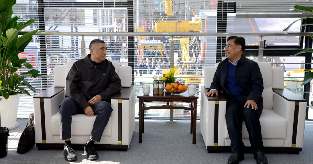 President Xu Niansha and his delegation visited Shandong Lingong Bauma CHINA 2024 booth to talk about the future of construction machinery innovation and development